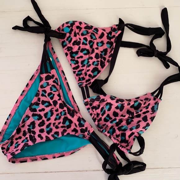 Stylish pink leopard bikinis - Picture 1 of 7